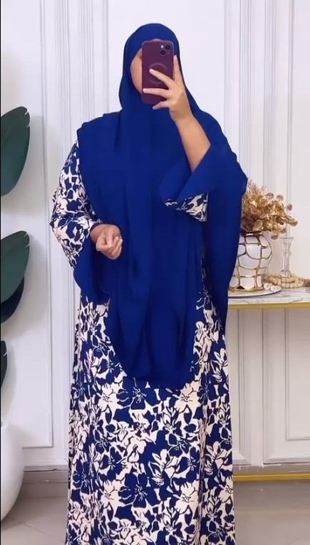 Donkerblauwe hijab met jurk