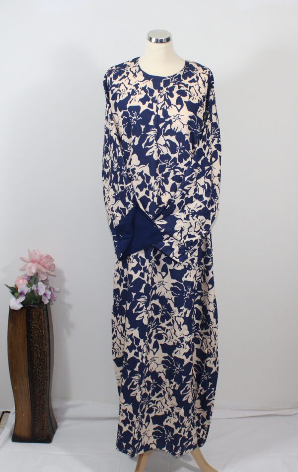 Donkerblauwe hijab met jurk