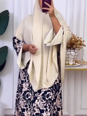 Crème hijab met jurk