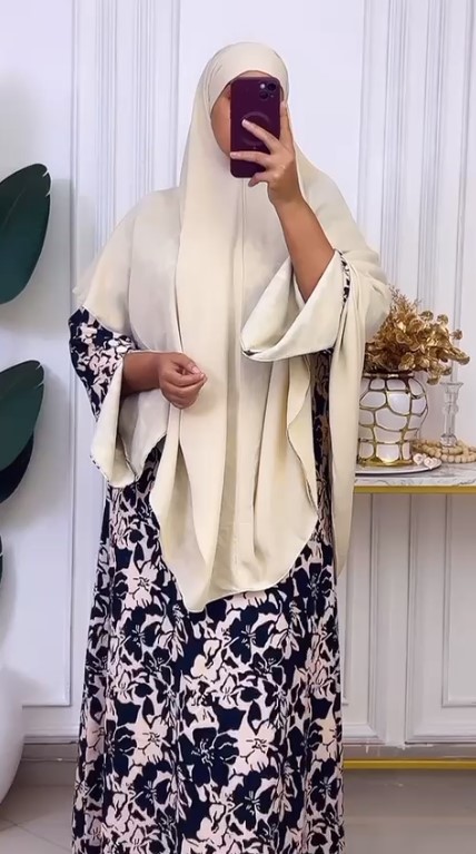 Crème hijab met jurk
