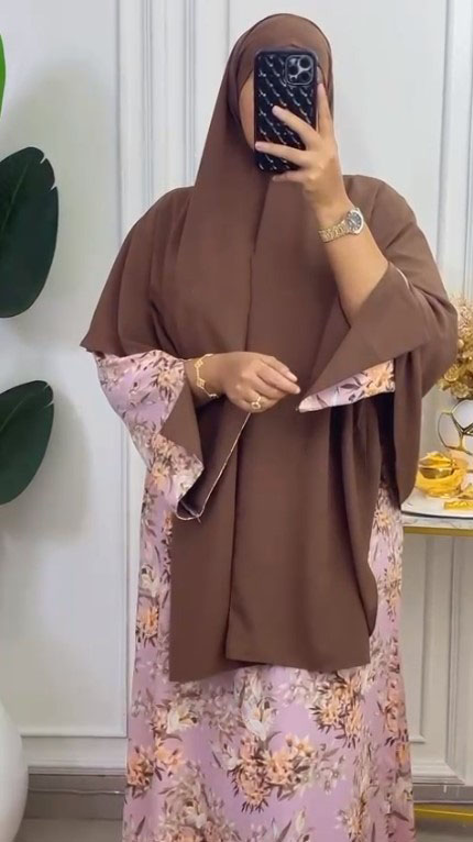 Bruine hijab met jurk