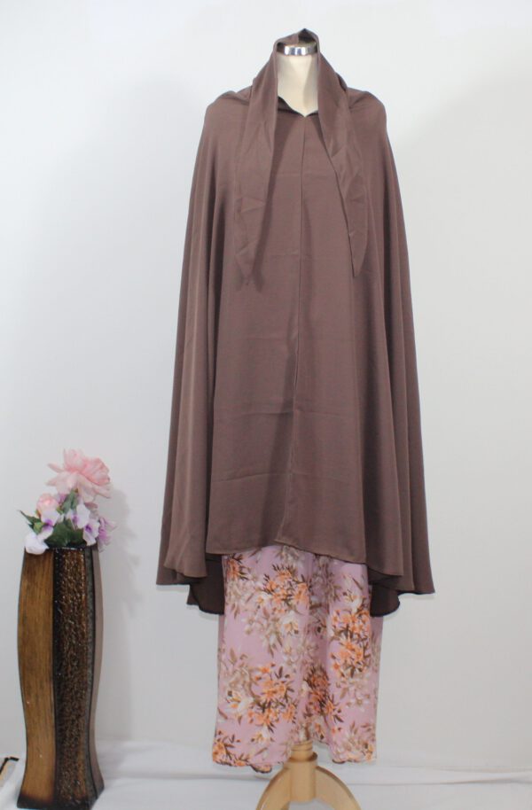 Bruine hijab met jurk
