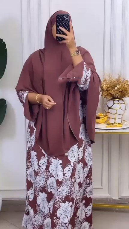 Lichtbruine hijab met jurk