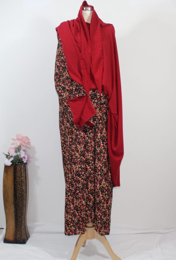 Rode hijab met jurk