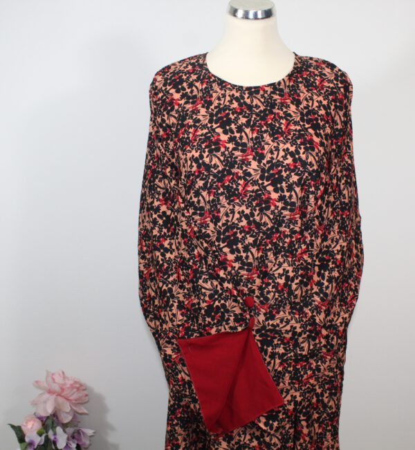 Rode hijab met jurk