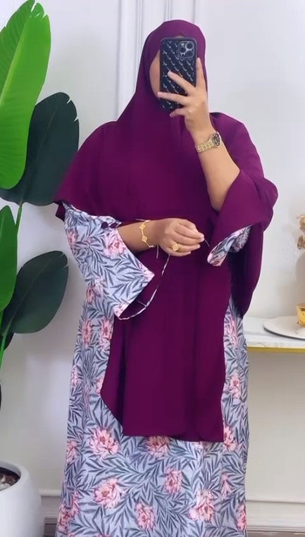 Donkerrode hijab met jurk