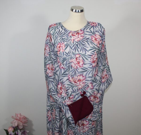 Donkerrode hijab met jurk