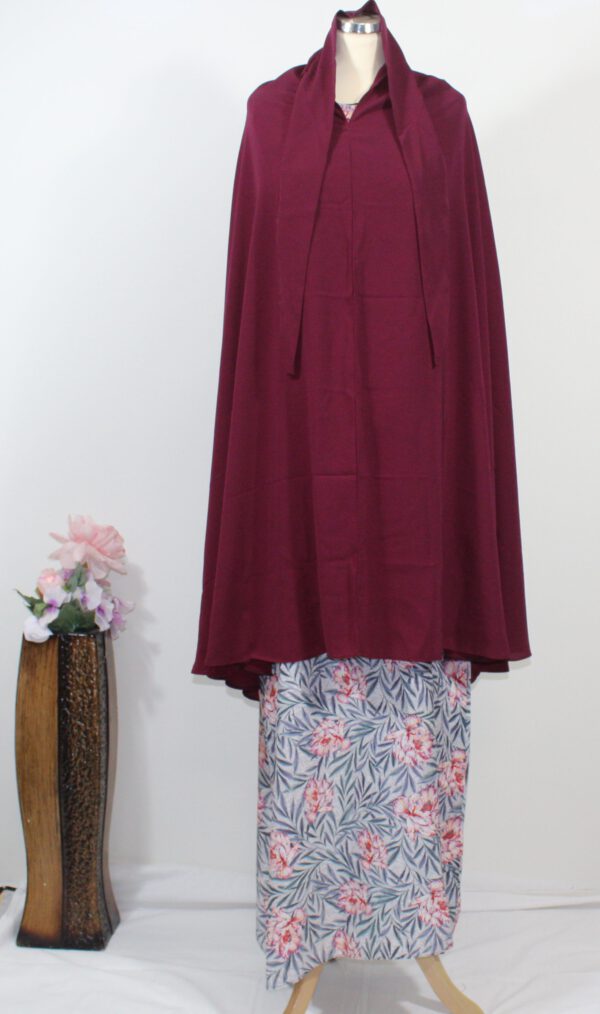 Donkerrode hijab met jurk